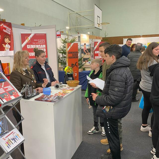 Eltern, Jugendliche und Kinder kamen zum Informationsstand Gemeinsam:Sicher:Feuerwehr und informierten sich über das Feuerwehrwesen, die Informationsveranstaltungen und holten sich ein Give-Away. | Foto: GSF