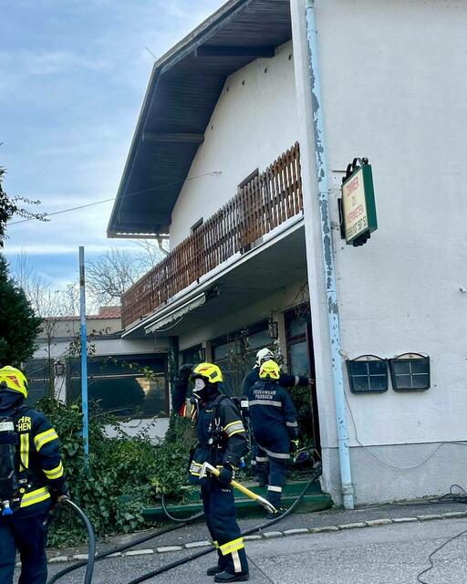 Durch unbekannte Täter wurden ebenerdige Räumlichkeiten eines unbewohnten Objektes in Brand gesetzt. | Foto: Feuerwehr Purbach