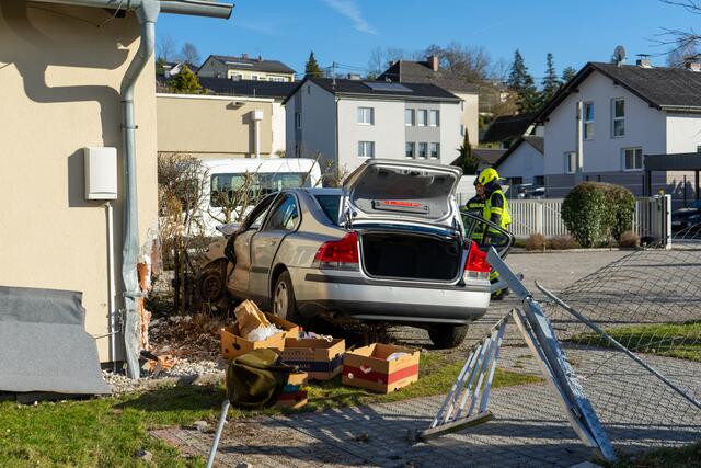 Die Feuerwehr übernahm die Absicherung der Unfallstelle und führte die Aufräumarbeiten durch.  | Foto: TEAM FOTOKERSCHI.AT / AMATO GABRIEL