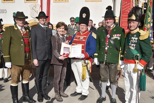 Landesehrung mit Landtagspräsidentin Dr. Brigitta Pallauf Von links bei den Ehrungen Anton Kaufmann, Bürgermeister Wolfgang Peiffenberger, Landtagspräsidentin Brigitta Pallauf, Gerhard Angermann, Schützenobrist Josef Braunwieser und Albert Planitzer  | Foto: Land Salzburg / Franz Neumayr