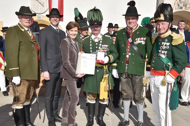Landesehrung mit Landtagspräsidentin Dr. Brigitta Pallauf Von links bei den Ehrungen Anton Kaufmann, Bürgermeister Wolfgang Peiffenberger, Landtagspräsidentin Brigitta Pallauf, Franz Riepler, Schützenobrist Josef Braunwieser und Albert Planitzer  | Foto: Land Salzburg / Franz Neumayr