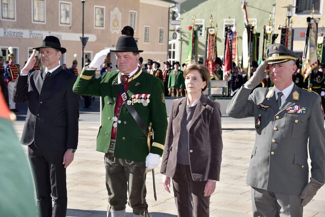 Anton Wallner Gedenkfeier in Tamsweg am Marktplatz Im Bild: v.l. Bürgermeister Wolfgang Pfeiffenberger, Schützobrist Josef Braunwieser, Landtagspräsidentin Brigita Pallauf und Militärkommandant Peter Schinnerl  | Foto: Land Salzburg / Franz Neumayr
