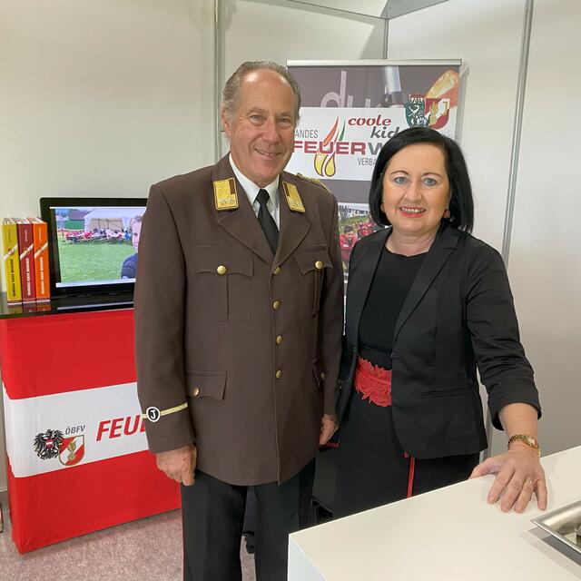 Auch Bildungsdirektorin Elisabeth Meixner, BEd kam bei der SBim &amp; BeSt in Graz beim Bildungsstand des Landesfeuerwehrverbandes vorbei, hier mit dem LSOB BR d.F. Peter Kirchengast. | Foto: GSF