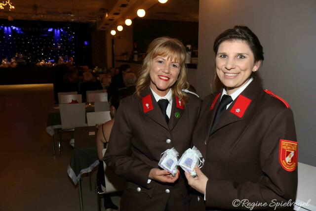 Als Damenspende gab es eine Handcreme und Schokolade von Sandra Kettele und Monika Zekl.
