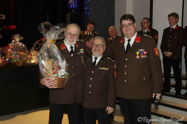 Für den 70ten Geburtstag von EOBI Ing. Heinz Svejda gab es noch einen gut gefüllten Geschenkkorb vom Kommando.