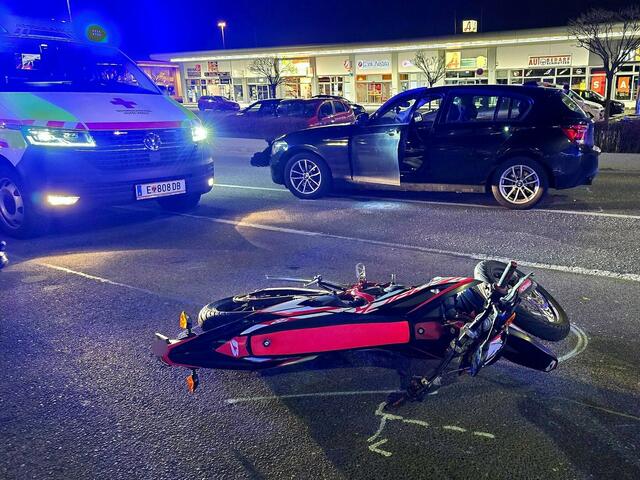 Am Freitag Abend kam es zu einem Verkehrsunfall zwischen einem Pkw und einem Moped.  | Foto: FF Neusiedl am See