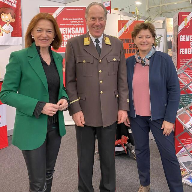 Bei den Bildungsveranstaltungen kommt oft viel örtliche und regionale Prominenz vorbei. Hier in Voitsberg die beiden Landesrätinnen Simone Schmidtbauer (li) und Mag. Ursula Lackner (re) mit den neuen Landessonderbeauftragten BR d.F. Peter Kirchengast (mi). | Foto: GSF