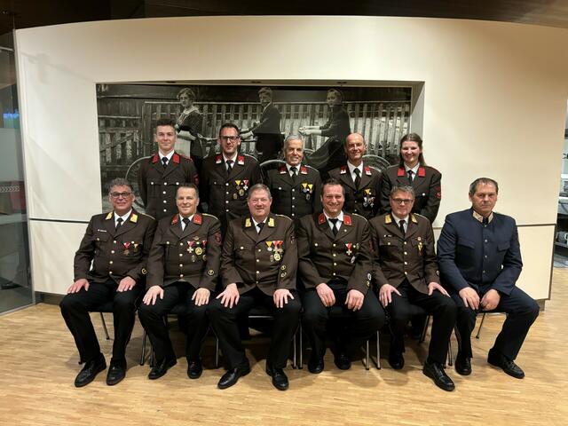 Die beförderten und geehrten Mitglieder mit den Ehrengästen der Versammlung. | Foto: FF Hopfgarten