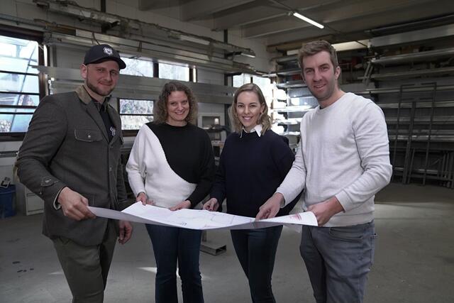 Arbeiten gemeinsam an der Umsetzung des innovativen Outdoor-Wickeltischs: Schlossermeister Rene Kerschbaumer, Baumeisterin Michaela Ettlmaier, Erfinderin Kerstin Oliva und Tischlermeister Michael Grossegger | Foto: K.Wunderwerk