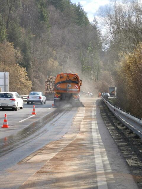 Eine Kehrmaschine der Straßenmeisterei Voitsberg säuberte die Straße. | Foto: FF Köppling