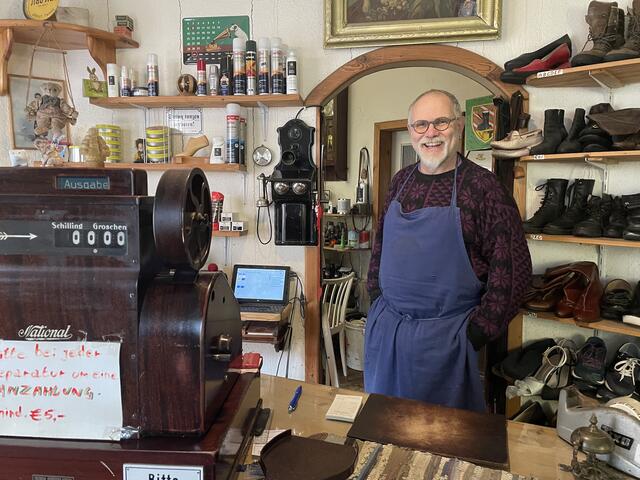 Franz Bernhard vor seiner nostalgischen Kassa. | Foto: Waltraud Fischer