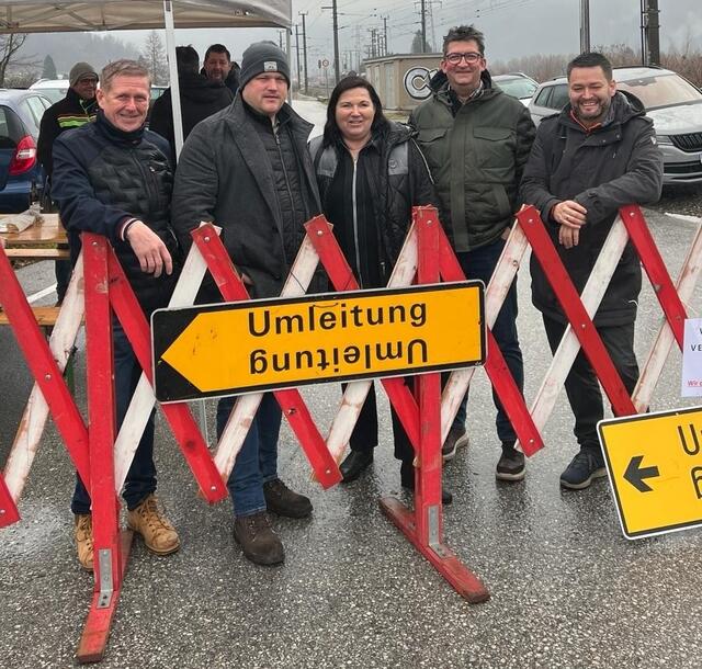 Gemeinsames Fest unter Nachbarn (v.l.): Bürgermeister Thomas Freylinger (Kuchl), Bürgermeister Peter Harlander (Golling),  Bürgermeister Stellvertreterin Carmen Kiefer (Kuchl) und die beiden Bürgermeister Stellvertreter Stephan Loidl (Golling) sowie Gerhard Brandauer (Kuchl)  | Foto: Gem. Golling