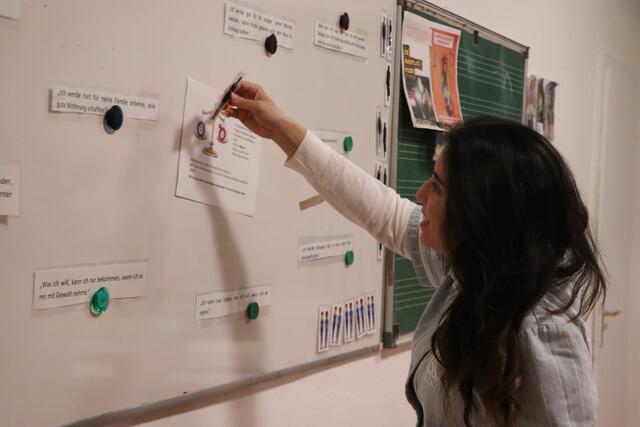 Coach Melike Tohumcu erzählt, dass die Hemmschwelle bei den Workshops gering wäre. Denn alle Teilnehmenden sind wegen genau diesem Thema hier. | Foto: Nimpf