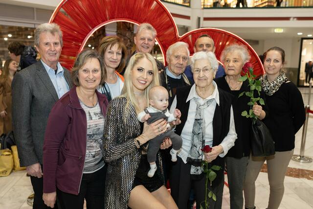 Die eigene Familie ist stolz auf ihre Bea. Sie sind die größten Fans und waren beim Auftritt in der Lugner City natürlich mit dabei.