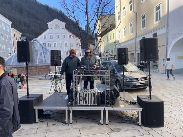 DJ's sorgten in der Innenstadt von Hallein für den richtigen Sound, so wie hier am Kornsteinplatz.  | Foto: RegionalMedien Salzburg / Redaktion Tennengau
