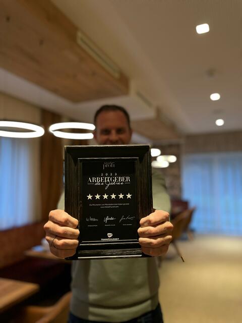 Große Freude bei den Hotelchefs über die gute Bewertung der Mitarbeiter. | Foto: Hotel Guglwald