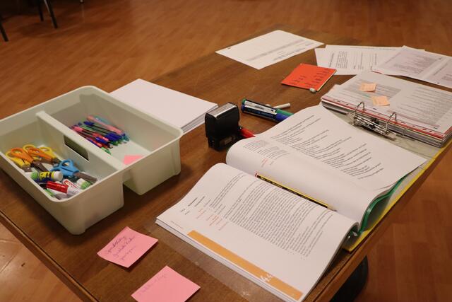 Die Jugendlichen bereiten sich selbst für die Workshops vor.  | Foto: Nimpf