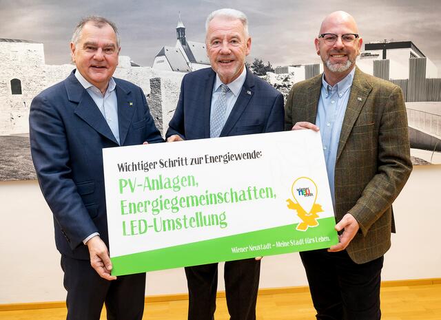 Infrastrukturstadtrat LAbg. Franz Dinhobl, Bürgermeister Klaus Schneeberger und Umweltstadtrat Norbert Horvath. | Foto: Stadt Wiener Neustadt/Weller
