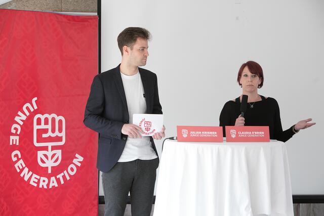 Claudia O'Brien (rechts) war bis Oktober 2022 vier Jahre lang die Vorsitzende der Jungen Generation in der SPÖ. Hier ist sie mit Julian Krismer (Bundessekretär – Junge Generation in der SPÖ) bei der Präsentation einer Kampagne im Sommer 2022 zu sehen. Nun ist sie aus der SPÖ ausgetreten.  | Foto: Junge Generation in der SPÖ/APA-Fotoservice/Fröschl-Roßboth