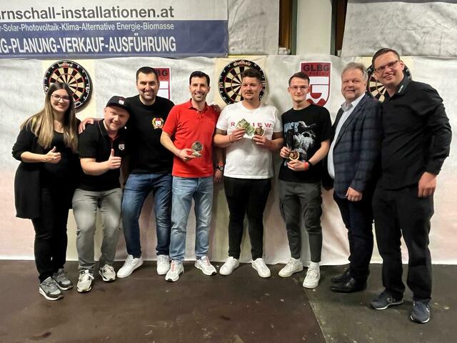 Dominik Meixner (weißes Shirt), Stephan Höber (rotes Shirt) und Sebastian Kuresch (schwarzes Shirt) mit Carina Gross, Seid Mujacic, Andreas Rauch (v.l.) und Gernot Thierschädl (r.) vom Vorstand der GLBG Crew sowie Bürgermeister Michael Karl. | Foto: GLBG CREW