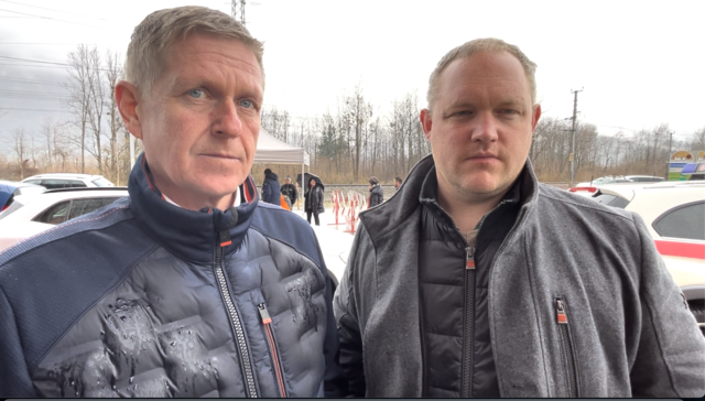 Die Bürgermeister Thomas Freylinger (v.l., Kuchl) und Peter harlander (Golling): "Von meiner Sichtweise aus, ist die jetzt bestehende Reglung eine Verbesserung unserer Möglichkeiten auch genauer kontrollieren zu können, das das Zielgebiet nicht mehr das ganze Bundesland Salzburg ist, sondern Radien. Mit dieser Verordnung kann die Asfinag auch effektivere Kontrollen durchführen", so Freylinger.   | Foto: Martin Schöndorfer, 2024