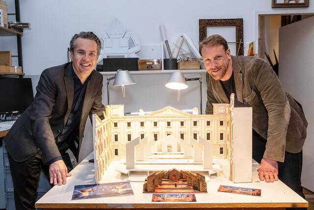 2023: Intendant Michael Garschall mit Regisseur+Sänger Günther Groissböck mit Bühnenbildmodell | Foto: Roland Ferrigato