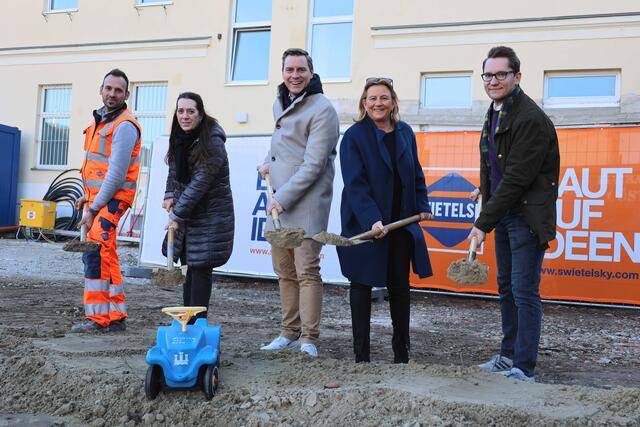 Polier Christof Hauzenberger, Stadträtin Jacqueline Eschlböck, Bürgermeister Christoph Kaufmann, Stadträtin Maria-Theresia Eder und Stadtrat Clemens Ableidinger legten beim Spatenstich selbst Hand an. | Foto: Stadtgemeinde Klosterneuburg