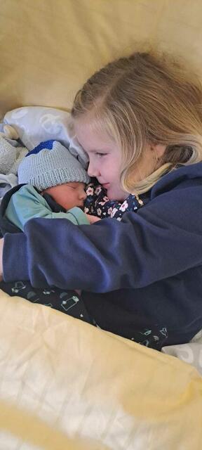 Lorenz Bernhard

Geburtsdatum:24.01.2024
Geburtsgewicht:3700g
Geburtsgröße:51cm

Große stolze Schwester Leonie zusammen wohnen wir mit Martina Bernhard (Mutter) in Lebring St. Margarethen | Foto: Petra Weiß