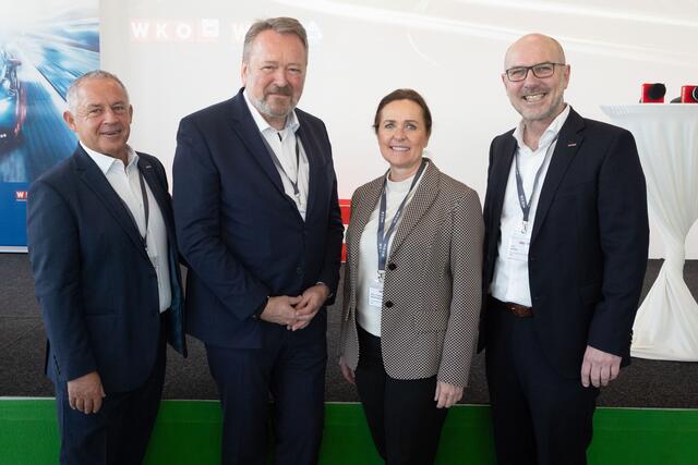 V. l.: Jörg Silbergasser, Porsche Austria Geschäftsführer Wolfgang Wurm, WKOÖ-Vizepräsidentin Angelika Sery-Froschauer, Gremialobmann Adolf Seifried. | Foto: Cityfoto