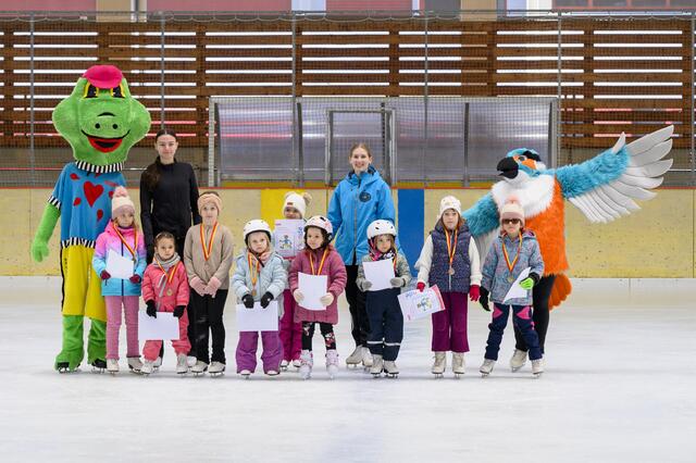 Die kleinsten Eislaufkinder mit Hopsi Hopper und dem Eisvogel | Foto: Starkl