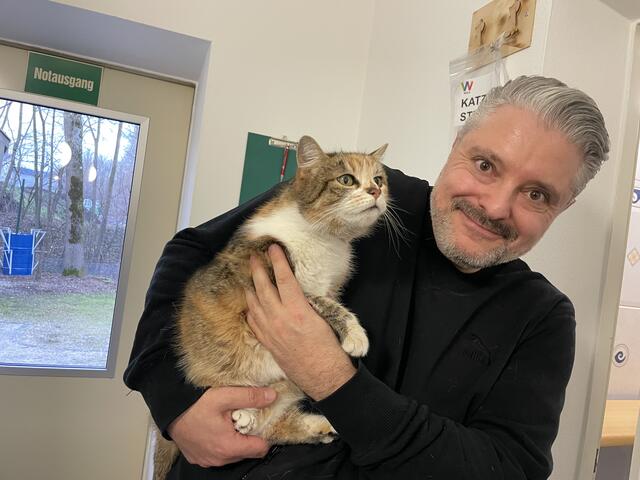 Es geht nach Hause: Redaktionsleiter Mario Born adoptierte Paloma aus dem Welser Tierheim. | Foto: BRS