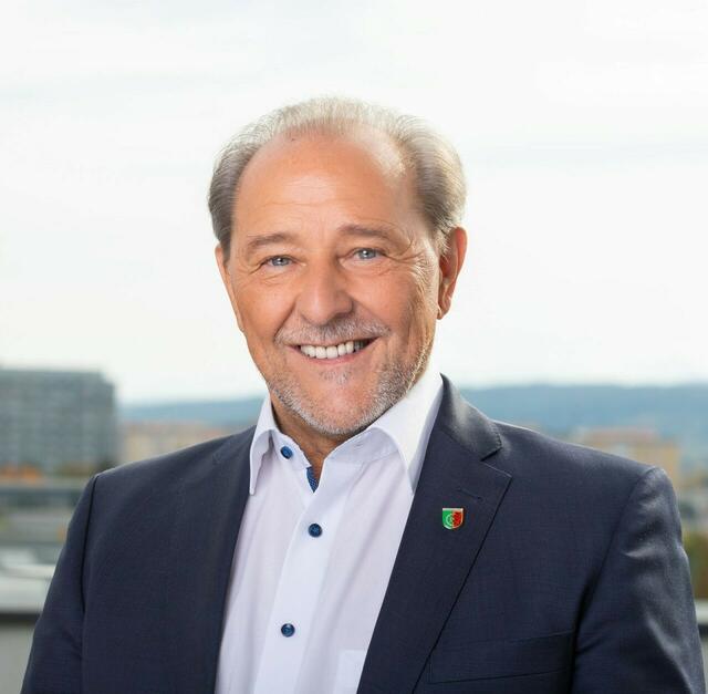 In der Gemeinde Ferndorf werden fleißig Pläne geschmiedet. Bgm. Josef Haller gibt einen Einblick. | Foto: Gemeinde Ferndorf