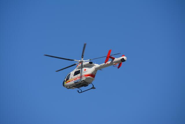 Die Einsatzkräfte flogen das schwerverletzte Mädchen mit dem Rettungshubschrauber ins Kardinal Schwarzenberg Klinikum.  | Foto: RegionalMedien Salzburg
