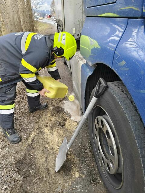 Auch der Lkw musste repariert werden, er verlor viel Öl. | Foto: FF Köppling