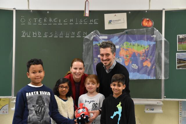 Markus Hafner-Auinger vom Klimabündnis Österreich (r.) und ÖBB-Vorständin Michaela Huber (l.) mit Kindern der Fuchsklasse in Favoriten. | Foto: Karl Pufler