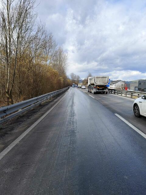 Stau auf der B70, der Verkehr musste wechselweise angehalten werden. | Foto: FF Köppling