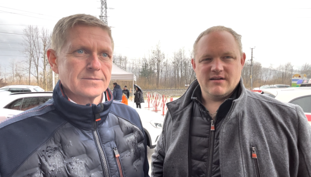 "Für uns ist es nach wie vor wichtig, daß eine Mautbefreiung des betroffenen Gebietes, also vom Walserberg bis in den Pongau hinein, erfolgen soll. Dann ist es möglich Fahrzeuge, die aus dem Norden kommen, wieder auf die Autobahn aufleiten zu können. Das wäre ein zentraler Punkt, der zu dem ganzen Konfulut von Maßnahmen gehört, um eine Entspannung herbei zuführen", so der Bürgermeister und Polizist Peter Harlander (v.l., Golling) mit Thomas Freylinger, Bürgermeister von Kuchl.  | Foto: Martin Schöndorfer, 2024