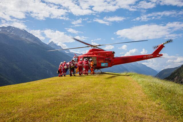 Die Mannschaft des Heli Tirol ist für alle Einsätze bestens gerüstet und agiert international. | Foto: Heli Tirol