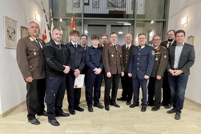 Die Ehrengäste mit den neu angelobten und beförderten FF-Mitgliedern | Foto: FF Lilienfeld