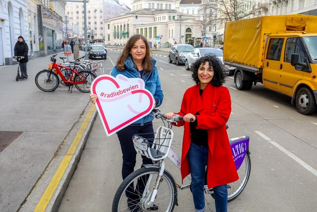 Auch das Vorgehen bei einem neuen Radweg vom Gürtel bis zum Donaukanal wird kritisiert. Links zu sehen: Stadträtin Ulli Sima (SPÖ). | Foto: Stadt Wien/Christian Fürthner