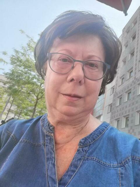 Loni Schroll koordiniert die Omas (und Opas) in der Region Villach.  | Foto: Privat 