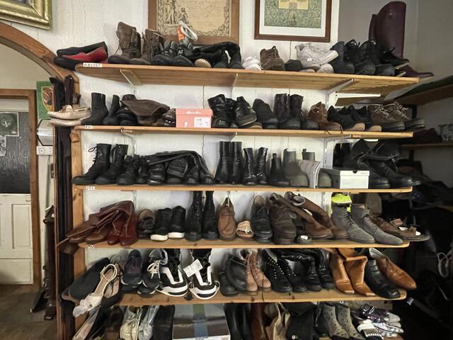 Dies Schuhe sind repariert und zur Abholung bereit. | Foto: Waltraud Fischer