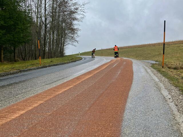 Die FF Atzbach werkte fünf Stunden, um die Ölspur zu beseitigen. | Foto: FF Atzbach