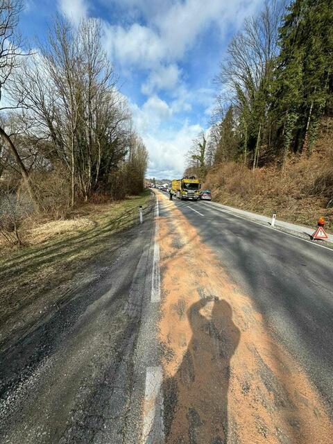 Die Ölspur war eindrucksvoll lange, zum Glück wurde rasch reagiert. | Foto: FF Köppling