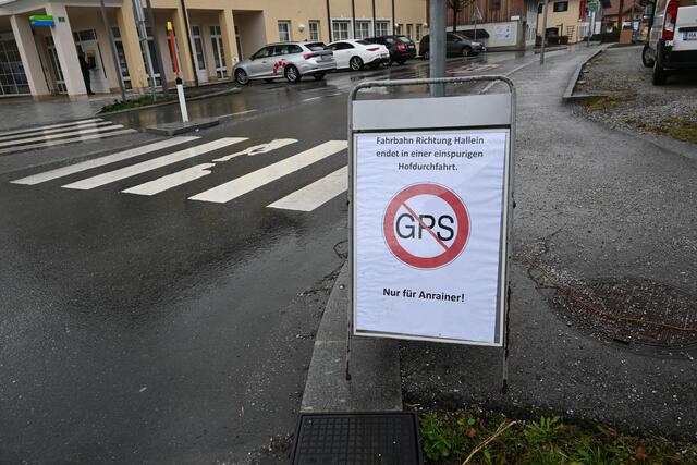 Schauplatz Oberalm: Hinweistafel gegen Stauflüchtlinge. | Foto: Martin Schöndorfer, 2024