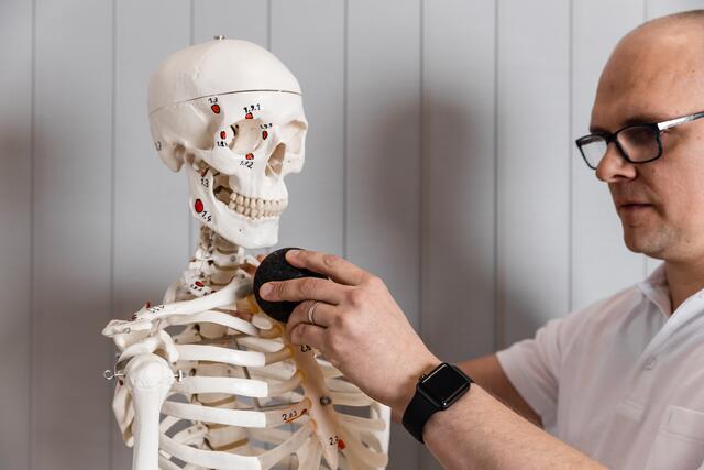 Faszienrollmassage am Brustbein