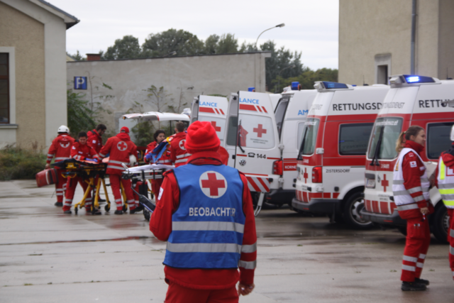 Das regelmäßige Training im Rettungsdienst wie beispielsweise das Großeinsatzmanagement gehört ebenso zum Berufsalltag. | Foto: ÖRK Klosterneuburg