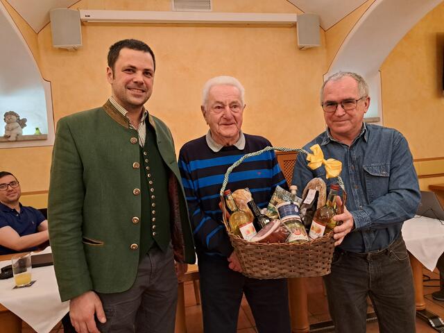 Obmann Johannes Reisenberger mit dem Geehrten Franz Fröhlich. | Foto: Gemeinde Ohlsdorf