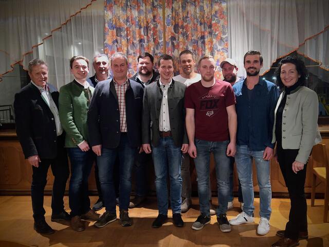 Der neu gewählte Ortsbauernrat in Grimmenstein: Bgm. Engelbert Pichler, Markus Gausterer, Karl Kogelbauer, Obmann Thomas Ungersbäck, Michael Schwarz, Rainer Pichler, Andreas Pürrer, Christoph Ungerhofer, Andreas Rosenbichler, Thomas Lechner, Landeskammerrätin Waltraud Ungersböck (Personen v.l.n.r.) | Foto: Waltraud Ungersböck