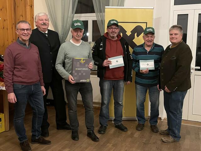 Schriftführer Erich Kastner, Obmann Fritz Tomsik, 3. Josef Steingassner, Sieger Josef Wonovski, 2. Walter Tröstl und Turnierleiter Karl Stubenvoll bei der Siegerehrung. | Foto: ÖKB Hörersdorf